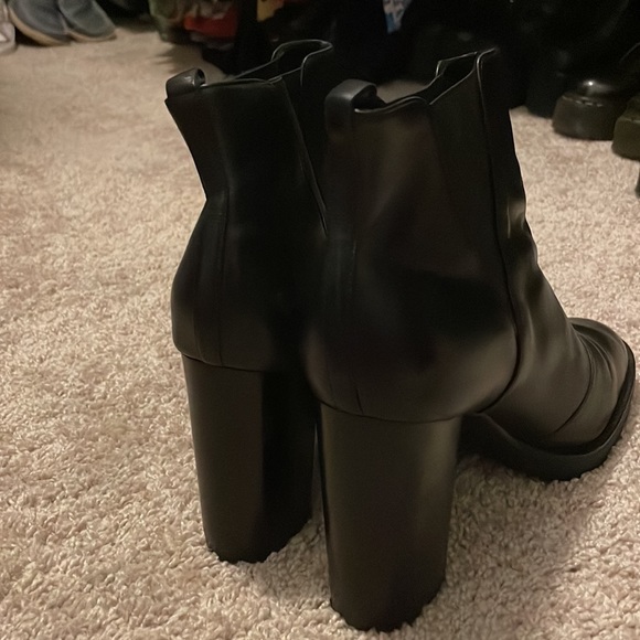 Saks Fifth Avenue Lug Sole Black Leather Ankle Boot Sz 10 - Picture 8 of 14